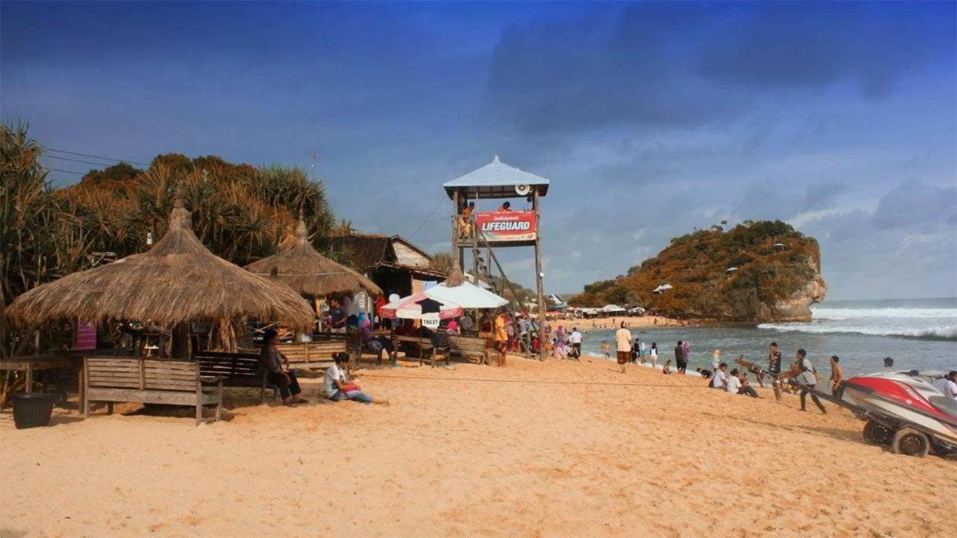 Pantai Baru Jogja pengunjung berfoto di atas bukit